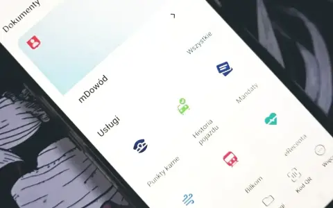 Na ekranie telefonu widać aplikację z opcjami: mDowód, Usługi, Historia pojazdu, Mandaty, eRecepta, Bilkom, Kod QR. Można tu sprawdzić swoje punkty karne.