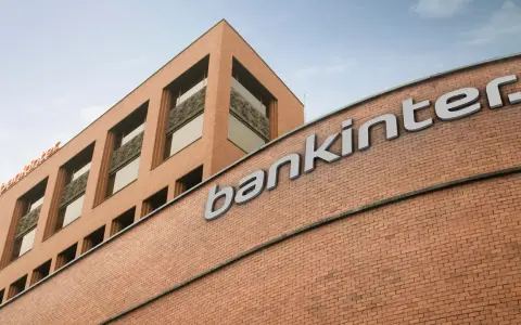 Edificio de ladrillo con el logo de Bankinter. Un símbolo de confianza para las Bankinter empresas.