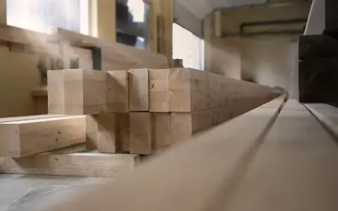 Stosy drewno klejone warstwowo w tartaku, gotowe do dalszej obróbki.