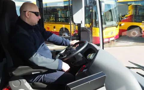 Kierowca autobusu MPK Łódź za kierownicą. Zastanawiasz się, ile zarabia kierowca autobusu turystycznego?