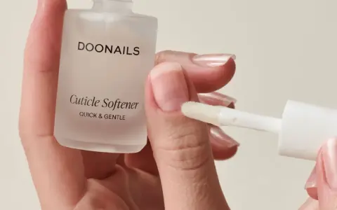 Mani curate con il Cuticle Softener DOONails: scopri come rimuovere le cuticole in modo naturale per unghie perfette.