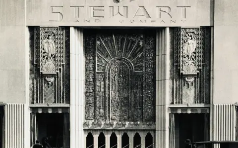 Façade du magasin Stewart and Company, ornée de figures féminines et d'un motif rayonnant, typique de l'époque Art Déco.