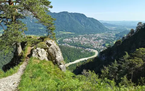 Wanderweg zum Predigtstuhl mit Blick auf Stadt und Fluss.
