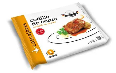 Paquete de codillo de cerdo cocinado en su jugo, con guarnición de patatas y perejil.
