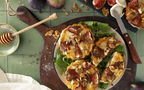 Herzhafte Feigen-Tartelettes mit Ziegenkäse und Walnüssen, ein köstliches Rezept für Feinschmecker.