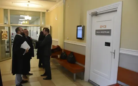 Wyłączenie jawności rozprawy: Co to znaczy i kiedy sąd zamyka drzwi?