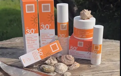 Sommerliche Hautpflege mit Sonnenschutz-Produkten von "That's me Organic". Die Serie "Summer-Love" mit LSF 30 und 50 schützt empfindliche Haut.