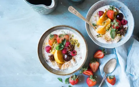 Desayuno saludable con avena, fresas, naranja y maracuyá. Ideal para una dieta foodmap.