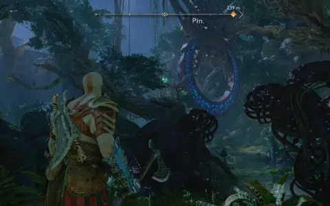 Kratos w opuszczonej wiosce, gdzie kruki Odyna strzegą tajemnic.