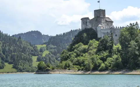 Zamek w Niedzicy, jedna z głównych atrakcji Pienin, góruje nad jeziorem.