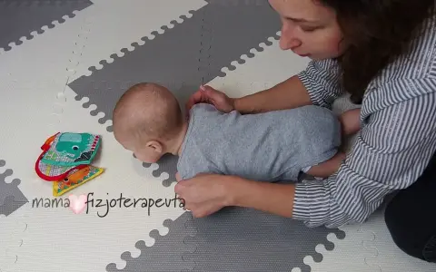 Prawidłowe podnoszenie niemowlęcia: Jak to robi mama fizjoterapeuta?