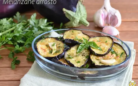 Melanzane grigliate al forno, condite con aglio e prezzemolo, pronte per essere gustate.