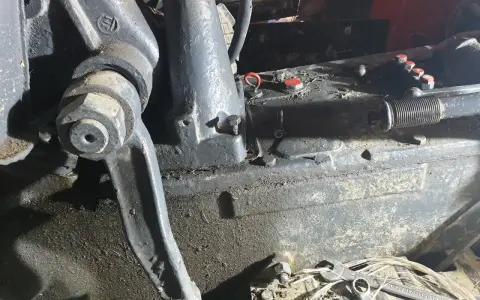 Elementy mechaniczne ciągnika Ursus C-360 podczas remontu skrzyni biegów. Widać ślady oleju i narzędzia.
