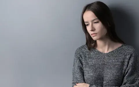 Czy fobia społeczna to choroba psychiczna? Poznaj objawy i skutki
