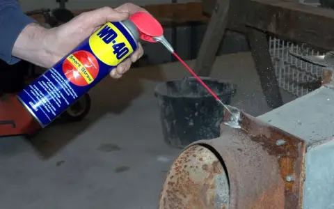 WD-40 wird auf rostigen Stahl gesprüht, um Rost von Edelstahl zu entfernen und die Teile wieder gängig zu machen.