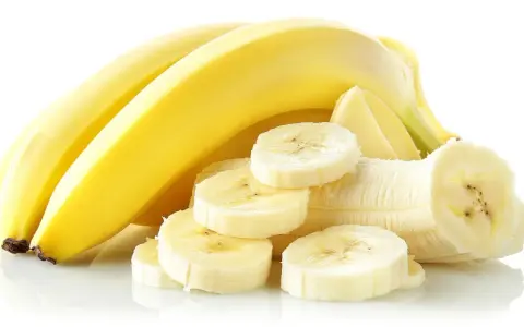 Kilka żółtych bananów, jeden obrany i pokrojony w plastry. Idealny na problemy z jelitami, taki banan przy biegunce to ratunek.