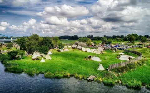 Wolin: Atrakcje od klifów po skanseny. Planuj z nami!