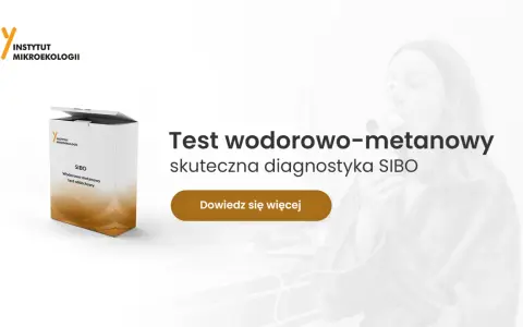 Test wodorowo-metanowy do diagnostyki SIBO, opakowanie testu i osoba wykonująca badanie.