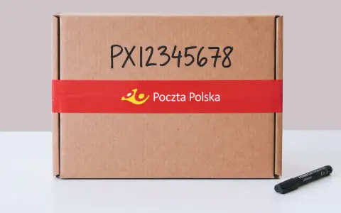 Paczka z numerem PX12345678 gotowa do wysyłki. Poczta Polska zadba o jej bezpieczny transport.