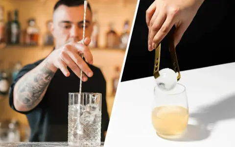 Barman miesza drink z kruszonym lodem, a obok ręka dodaje do drinka kulę lodu.