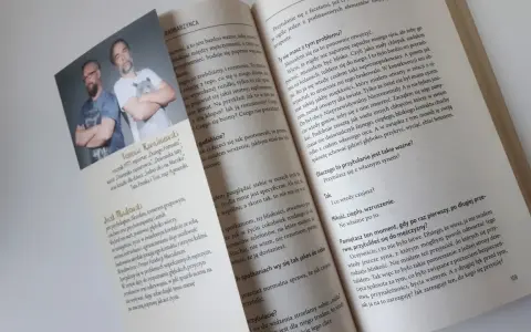 Tomasz Kwaśniewski i Jacek Masłowski, czasem czuły, czasem barbarzyńca, rozmawiają o bliskości i przytulaniu.