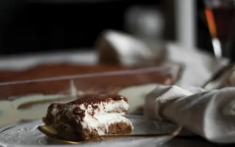 Kremowe tiramisu posypane kakao, idealne z odrobiną amaretto. Jaki alkohol do tiramisu? Ten deser zachwyca!