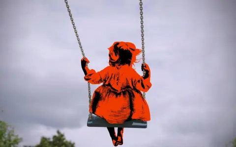 Ein orangefarbenes Kind schaukelt allein im Himmel. Es fühlt sich, als wäre ein Kind verloren.