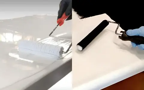 Manos con guantes pintan una superficie lisa, demostrando que se puede pintar el mármol para renovar muebles.