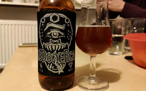 Butelka piwa z etykietą "DOOZERCH" i kieliszek z bursztynowym płynem. To chyba najmocniejsze piwo, jakie widziałem!