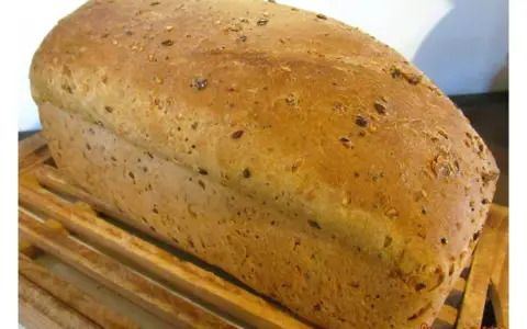 Pain aux graines doré, prêt à être dégusté. Une recette maison qui sent bon le terroir.