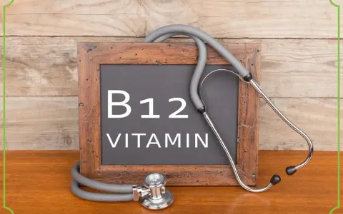 Tablica z napisem "B12 VITAMIN" i stetoskopem. Czy wysoki poziom B12 to powód do niepokoju?