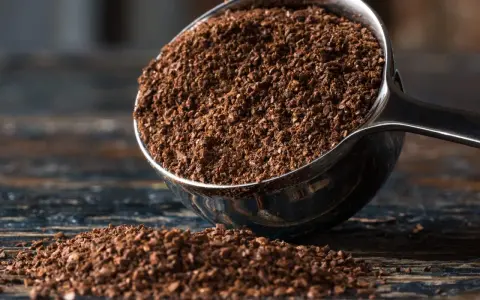 Ein Löffel voller grober Kaffee, bereit für den Morgenkaffee.