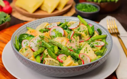 Schüssel mit Maultaschen Salat, grünen Bohnen, Radieschen und Schnittlauch. Ein köstlicher Maultaschen Salat für den Sommer.