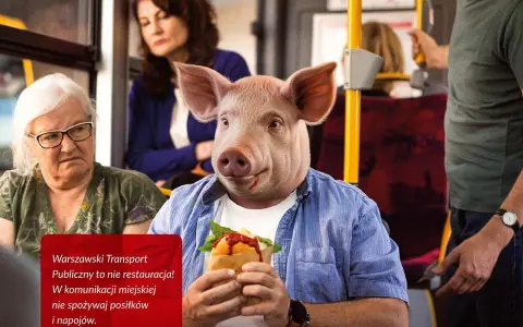 Gruba świnia z kanapką w ręku siedzi w autobusie obok starszej pani. Komunikat przypomina, że transport publiczny to nie restauracja.