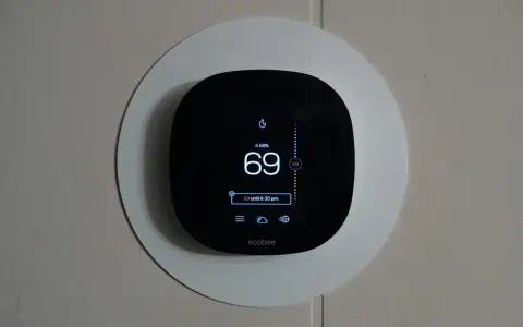 Termostato Ecobee su muro, imposta a 69 gradi. Un termostato in ogni stanza per il comfort ideale.
