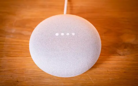 Google Nest Mini mit leuchtenden Punkten, bereit für einen google nest mini reset.