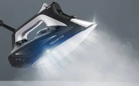 Ferro da stiro Rowenta Focus Excel da 2700W, per capire un buon ferro da stiro quanti watt deve avere, guarda la sua potenza.