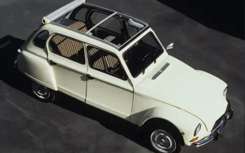 Un clásico Dyane 6 blanco con techo corredizo abierto, listo para un paseo.