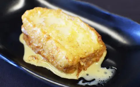 Torrija dorada y jugosa, bañada en una deliciosa salsa, ¡las mejores torrijas para disfrutar!