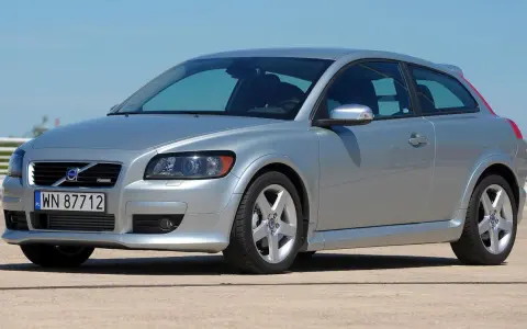 Srebrne Volvo hatchback z charakterystycznym tyłem, zaparkowane na zewnątrz.