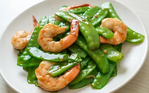 Crevettes sautées avec pois gourmand croquants, un plat coloré et savoureux.