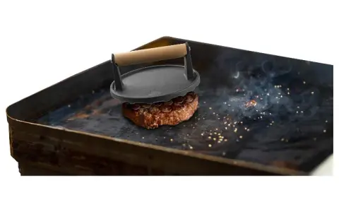 Patelnia żeliwna: jak usmażyć idealnego burgera w domu?