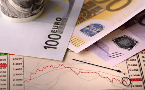 Euro banknoty i wykres giełdowy. Czyżby nadgodziny w niedzielę?