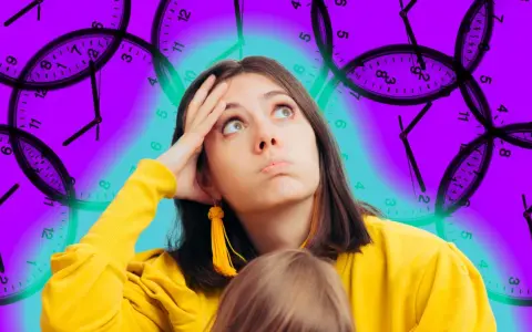 Une jeune femme, l'air ennuyée en congé maternité, regarde le plafond. Des horloges tourbillonnent autour d'elle, symbolisant le temps qui passe lentement.