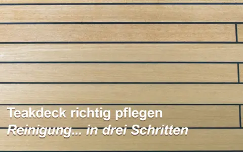 Nahaufnahme eines Teakdecks auf einem Boot. Die Holzplanken sind hellbraun mit dunklen Fugen. Der Text "Teakdeck richtig pflegen. Reinigung... in drei Schritten" ist zu sehen.