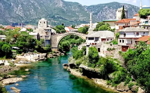 Mostar, Bośnia i Hercegowina: Stary Most i rzeka Neretwa. Planujesz podróż? Sprawdź bośnia i hercegowina zasady wjazdu.