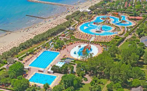 Rajski camping nad morzem z basenem pełnym atrakcji. Słońce, plaża i wodne szaleństwo dla całej rodziny.