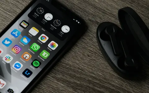 Chcesz wiedzieć, jak zaktualizować iPhone? Na ekranie widać ikony aplikacji, zegary i słuchawki.