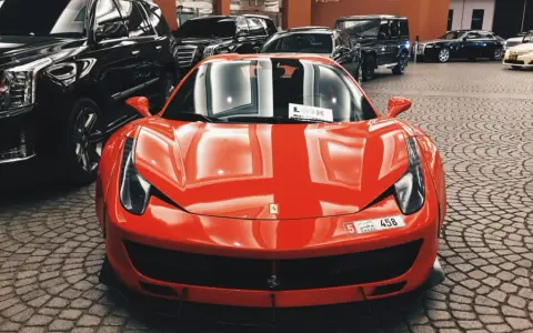 Ile kosztuje Ferrari? Ceny nowych i używanych modeli w 2023 roku