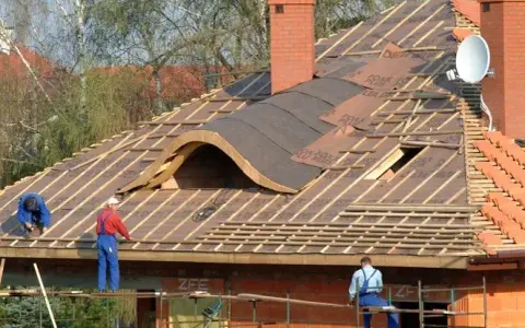 Ile zarabia dekarz na Dolnym Śląsku? Zaskakujące fakty o wynagrodzeniach